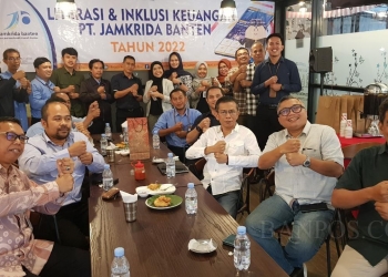 Direktur Utama (Dirut) PT Jamkrida Banten, Hendra Indra Rachman (kedua dari kanan) beserta jajaran, saat berfoto Bersama dengan para mitra di kegiatan literasi dan inklusi keuangan di salahsatu restoran di wilayah Lebak, Banten, Senin (29/8). ISTIMEWA