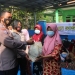 Bhabinkamtibmas Polsek Pandeglang, Bripka M Ima Deni saat membagikan sembako.