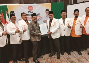 Ketua DPW PKS Banten, Gembong R Sumedi, (pakai aju batik) saat menerima surat keputusan hasil Rampimwil untuk diusung sebagai bakal calon Gubernur Banten tahun 2024 mendatang oleh Ketua Majelis Pertimbangan Wilayah PKS Banten sekaligus sebagai Wakil Walikota Cilegon, Sahuji Pertamarta, di Salasatu hotel di Cikande, Banten, Minggu (7/8). RULIE SATRIA/BANTEN POS