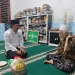 Pj Gubernur Banten, Al Muktabar, sedang berbincang dengan Abuya KH. Muhtadi di kediamannya. (ISTIMEWA)