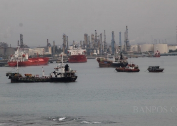 LUKMAN HAPIDIN/BANTEN POS
Aktifitas sejumlah kapal di Perairan Selat Sunda.