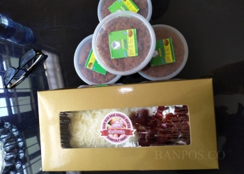 Kue bolu berbahan dasar dari kulit tangkil dan pembuatan abon ayam, produk UMKM yang menjadi andalan Cimuncang.