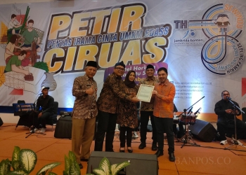 Direktur Utama (Dirut) PT Jamkrida Banten, Hendra Indra Rachman (kedua dari kiri), saat menerima penghargaan peringkat Triple B dari Pefindo