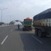 Petugas Dishub Provinsi Banten saat menertibkan truk yang terparkir di tepi jalan Syekh Nawawi al-Bantani dan di Jembatan Aria Wangsakara (Jawara). (Istimewa)