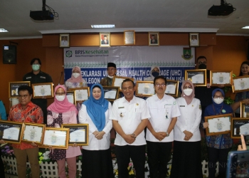LUKMAN HAPIDIN/BANTEN POS 
Penghargaan UHC dari BPJS Kesehatan untuk Pemkot Cilegon yang dilaksanakan di Aula Dinas Kesehatan Kota Cilegon, Rabu (26/10/20220).