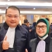 Haris Wijaya berfoto bersama Siti Nur Azizah usai mengucapkan sumpah advokat, Selasa (18/10/2022)