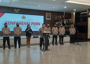 Kapolri Jenderal Pol. Listyo Sigit Prabowo tengah menggelar konfrensi pers terkait informasi penangkapan Kapolda Jatim Irjen Pol Teddy Minahasa Putra.