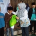 Bupati Pandeglang, Irna Narulita saat memberikan santunan kepada anak yatim pada acara milad Porwan yang ke 1.