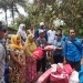 Ketua KSB Kabupaten Pandeglang, Beni Madsira saat menyerahkan bantuan untuk korban kebakaran