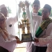 Pimpinan Ponpes Ath Thohariyyah, Eha Shafa Julaeha saat menerima piala sebagai juara umum.