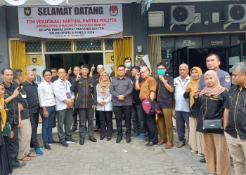 DOKUMENTASI Poto bersama pengurus Dewan Pimpinan Wilayah (DPW) Partai Ummat Provinsi Banten, di kantor DPW Partai Ummat Banten, Jalan Ciwaru Raya, Kota Serang, Senin (17/10).