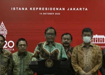 Menko Polhukam/Ketua TGIPF Kanjuruhan Mahfud MD (tengah) saat menyampaikan konferensi pers virtual, Jumat (14/10). (Foto: YouTube)