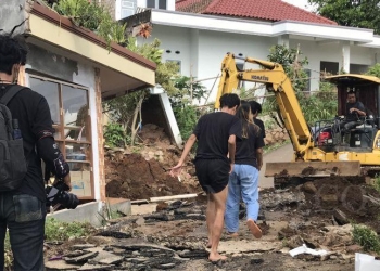 Akses utama diratakan sebelum gempa susulan magnitudo 3,9 terjadi di Kampung Cisarua, Desa Sarampad, Kecamatan Cugenang, Kabupaten Cianjur, Jawa Barat, Rabu (23/11/2022). ANTARA/Devi Nindy/aa.