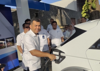 Direktur Utama PT Krakatau Steel Silmy Karim mensimulasikan pengisian kendaraan listrik saat peresmian SPKLU PT KDL di The Royal Krakatau, Kota Cilegon, Senin (28/11). LUKMAN HAPIDIN/BANTEN POS