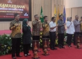 Dirut PT Jamkrida Banten, Hendra Indra Rachman (ketiga dari kiri), saat berfoto bersama Pj Gubernur Banten Al Muktabar usai menerima penghargaan sebagai Badan Publik Informatif 2022 / ISTIMEWA