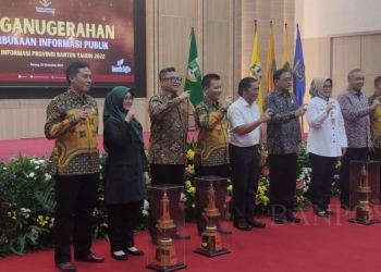 Dirut PT Jamkrida Banten, Hendra Indra Rachman (ketiga dari kiri), saat berfoto bersama Pj Gubernur Banten Al Muktabar usai menerima penghargaan sebagai Badan Publik Informatif 2022 / ISTIMEWA