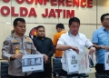 Polisi menunjukkan tersangka beserta barang bukti kasus video porno ‘Kebaya Merah’ saat merilisnya di Mapolda Jatim, Surabaya, Selasa (8/11/2022). (ANTARA/Willy Irawan.)