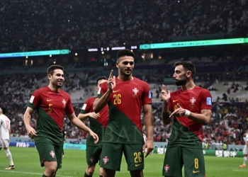 Penyerang Portugal Goncalo Ramos (tengah) melakukan selebtasi dengan rekan setimnya setelah mencetak gol dalam pertandingan babak 16 besar Piala Dunia 2022 melawan Swiss di Lusail Stadium, Lusail, Doha pada 7 Desember 2022. ANTARA/AFP/FABRICE COFFRINI
