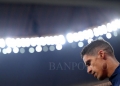 Bek tengah Prancis Raphael Varane saat pemanasan sebelum laga semifinal Piala Dunia 2022 antara Prancis dan Maroko di Stadion Al-Bayt, Doha, 14 Desember 2022. (AFP/KIRILL KUDRYAVTSEV)