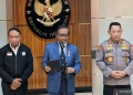 Menkopolhukam Mahfud MD (tengah) didampingi Menpora Zainudin Amali (kiri) dan Kapolri Jenderal Polisi Listyo Sigit Prabowo memberikan pernyataan soal lanjutan Liga 1, 2 dan 3 Indonesia musim 2022-2023 di Kantor Kemenpolhukam, Jakarta, Senin (5/12/2022). (ANTARA/Michael Siahaan)