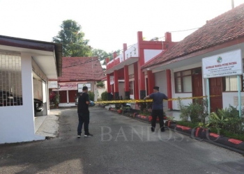 Polisi memasang garis polisi di lokasi rumah dinas Walikota Blitar, setelah kasus pencurian disertai dengan kekerasan yang terjadi pada Senin (12/12/2022) subuh. ANTARA/HO-Polres Blitar Kota