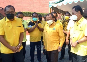 Sekretaris DPD Partai Golkar Jatim Sahat Tua Simanjuntak mendampingi Ketua Golkar Jatim M. Sarmuji saat meninjau vaksinasi dosis dua di Kantor Golkar Jatim, Surabaya, Jawa Timur, Selasa (24/8/2021). (ANTARA/HO-Golkar Jatim)