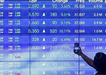 Ilustrasi - Seorang calon investor merekam dengan telepon seleluarnya data pada layar Indeks Harga Saham Gabungan (IHSG), di Bursa Efek Indonesia, Jakarta. ANTARA FOTO/ Reno Esnir/foc/aa. (ANTARA/RENO ESNIR/RENO ESNIR)