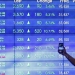 Ilustrasi - Seorang calon investor merekam dengan telepon seleluarnya data pada layar Indeks Harga Saham Gabungan (IHSG), di Bursa Efek Indonesia, Jakarta. ANTARA FOTO/ Reno Esnir/foc/aa. (ANTARA/RENO ESNIR/RENO ESNIR)