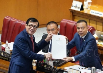 Menteri Hukum dan Hak Asasi Manusia (Menkumham) RI Yasonna Hamonangan Laoly (kiri) berofoto usai pengesahan RUU KUHP di Kompleks Parlemen, Jakarta, Selasa, (6/12/2022). (ANTARA/HO-Humas Kemenkumham).