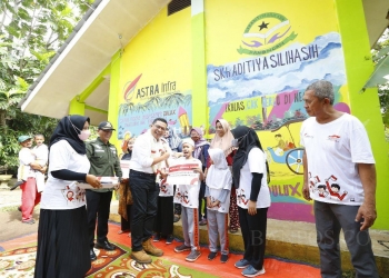 Group COO ASTRA Infra, Kris Ade Sudiyono menyerahkan bantuan beasiswa difabel untuk siswa SKH Aditiya Silih Asih pada rangkaian acara peresmian Kampung Berseri Astra Serdang Kulon, Tangerang (30/11/2022)