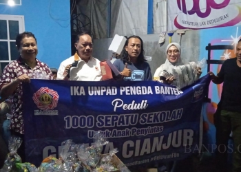 IKA UNPAD Pengda Banten Tebar 1000 Sepatu Sekola untuk Penyintas Gempa Cianjur