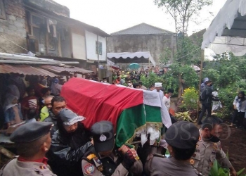 Jenazah Aiptu Anumerta Sofyan tiba di Tempat Pemakaman Umum Sukahaji, Kota Bandung, Jawa Barat, Senin (7/12/2022). (ANTARA/Bagus Ahmad Rizaldi)