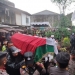 Jenazah Aiptu Anumerta Sofyan tiba di Tempat Pemakaman Umum Sukahaji, Kota Bandung, Jawa Barat, Senin (7/12/2022). (ANTARA/Bagus Ahmad Rizaldi)