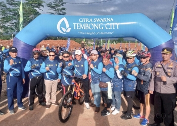 Komisaris Utama Citra Swarna Group (CSG), Laksamana Muda TNI (Purn), Petrus Padmardjo dan Walikota Serang, Syafrudin, saat melepas ratusan peserta Gowes Lur 2022, di lahan perumahan  Citra Swarna Tembong City, Kota Serang, Minggu (11/12/2022). ISTIMEWA