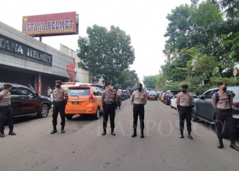 Polisi melakukan penjagaan di sekitar Polsek Astanaanyar, Kota Bandung, Jawa Barat, Rabu (7/12/2022). (ANTARA/Bagus Ahmad Rizaldi)