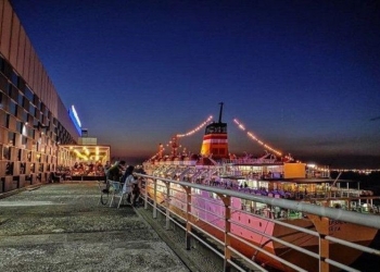 Pemandangan di Pelabuhan North Quay, Surabaya, Jawa Timur menjadikan pelabuhan ini destinasi wisata yang unik. (ANTARA/HO/RedDoorz)