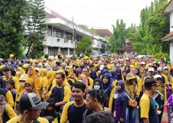 Ribuan peserta tampak antusian mengikuti kegiatan jalan sehat yang digelar Kemenag Kabupaten Serang, dalam rang memperingati Hari Amal Bakti (HAB) Kementerian Agama (Kemenag), Sabtu (31/12). ISTIMEWA