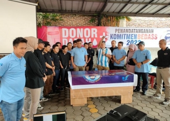 Direktur Utama Jamkrida Banten, Hendra Indra Rachman (pakai jersey bola), yang tampak terharu saat menyampaikan sambutan di hadapan seluruh karyawan Jamkrida Banten. RULIE SATRIA/BANTEN POS