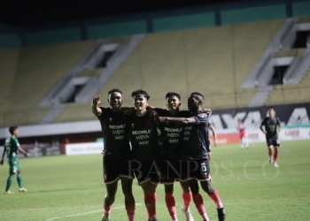 Penyerang Persita Tangerang Wildan Ramdhani (kedua kiri) merayakan keberhasilannya mencetak gol bersama rekan-rekannya pada pertandingan pekan ke-11 Liga 1 Indonesia menghadapi PSS Sleman di Stadion Maguwoharjo, Sleman, Kamis (29/9/2022). (HO-Persita Tangerang)