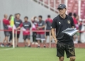 Pelatih Timnas Indonesia Shin Tae-yong bersiap memimpin sesi latihan jelang Piala AFF 2022 bersama Timnas Indonesia di Stadion Utama Gelora Bung Karno, Jakarta, Selasa (20/12/2022). ANTARA FOTO/Muhammad Adimaja/aww.