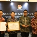 Wabup Pandeglang, Tanto Warsono Arban poto Bersama usai meraih penghargaan.