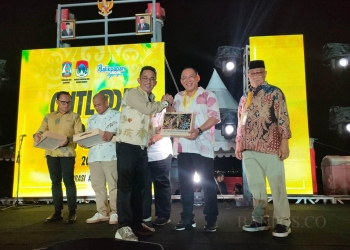 Walikota Cilegon, Helldy Agustian, saat menerima cindera mata dari Walikota Balikpapan, Rahmad Mas'ud, dalam kegiatan Outlook APEKSI 2022, di atas Kapal Tongkang yang di sulap menjadi kapal pariwisata, di tengah laut Balikpapan, Kalimantan Timur, Sabtu (17/12/2022). RULIE SATRIA/BANTEN POS