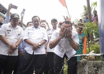 Walikota Cilegon Helldy Agustian, saat membasuh muka dari Sarana Air Bersih di Watu Lawang / ISTIMEWA