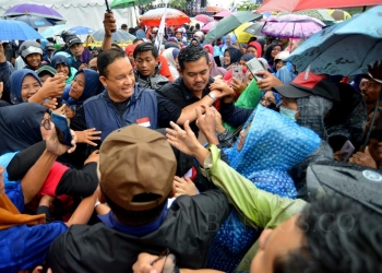 Bakal Calon Presiden dari Partai NasDem, Anies Baswedan disambut warga yang ingin bersalaman seusai orasi di Pantai Padang, Sumatera Barat, Minggu (4/12/2022). Kunjungan Anies Baswedan dalam rangka safari politik dan silaturahmi selama dua hari ke Sumatera Barat itu sekaligus untuk mendeklarasikan Relawan Perubahan. ANTARA FOTO/Iggoy el Fitra/aww.