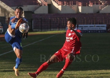 Pesepak bola Persib Bandung Henhen Herdiana (kiri) mencoba melewati pesepak bola Persis Solo Abduh Lestaluhu (kanan) saat pertandingan Liga 1 di Stadion Sultan Agung, Bantul, DI Yogyakarta, Minggu (18/12/2022). ANTARA FOTO/Hendra Nurdiyansyah/wsj.