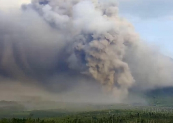 Luncuran Awan Panas Guguran (APG) Gunungapi Semeru di Lumajang, Jawa Timur, Minggu (4/12/2022). Pusat Vulkanologi dan Mitigasi Bencana Geologi (PVMBG) menaikkan status Gunungapi Semeru dari ÔSiagaÕ menjadi ÔAwasÕ atau dari Level III menjadi Level IV. ANTARA FOTO/Dok BNPB/Zk/YU