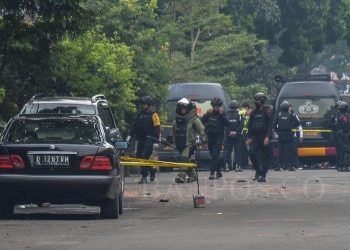 Anggota Gegana Polda Jabar melakukan proses sterilisasi tempat kejadian perkara dugaan bom bunuh diri di Polsek Astanaanyar, Bandung, Jawa Barat, Rabu (7/12/2022). ANTARA FOTO/Raisan Al Farisi/aww