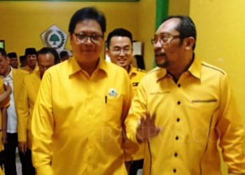 Sekretaris DPD Partai Golkar Jawa Timur Sahat Tua Simanjuntak (kanan) saat mendampingi Ketua Umum DPP Golkar Airlangga Hartarto di Kantor DPD Golkar Jatim di Surabaya beberapa waktu lalu. (ANTARA/Istimewa)
