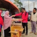 Penyerahan bantuan kepada masyarakat di Desa Cibulakan, Kecamatan Cugenang, Kabupaten Cianjur. oleh Ketua Tim Program Kemandirian Masyarakat (PKM), Abdimas UTA 45 Jakarta, Samsul Ode, S. IP., M.Si.,