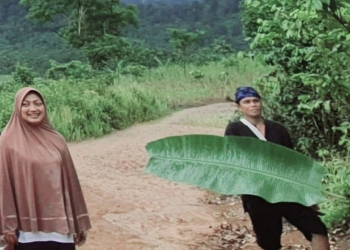 Anggota DPRD Banten Indah Rusmiati, saat berkunjung dan bertemu dengan sesepuh Baduy. Masyarakat setempat mengeluhkan akan kesadaran pelancong tentang menjaga kebersihan.